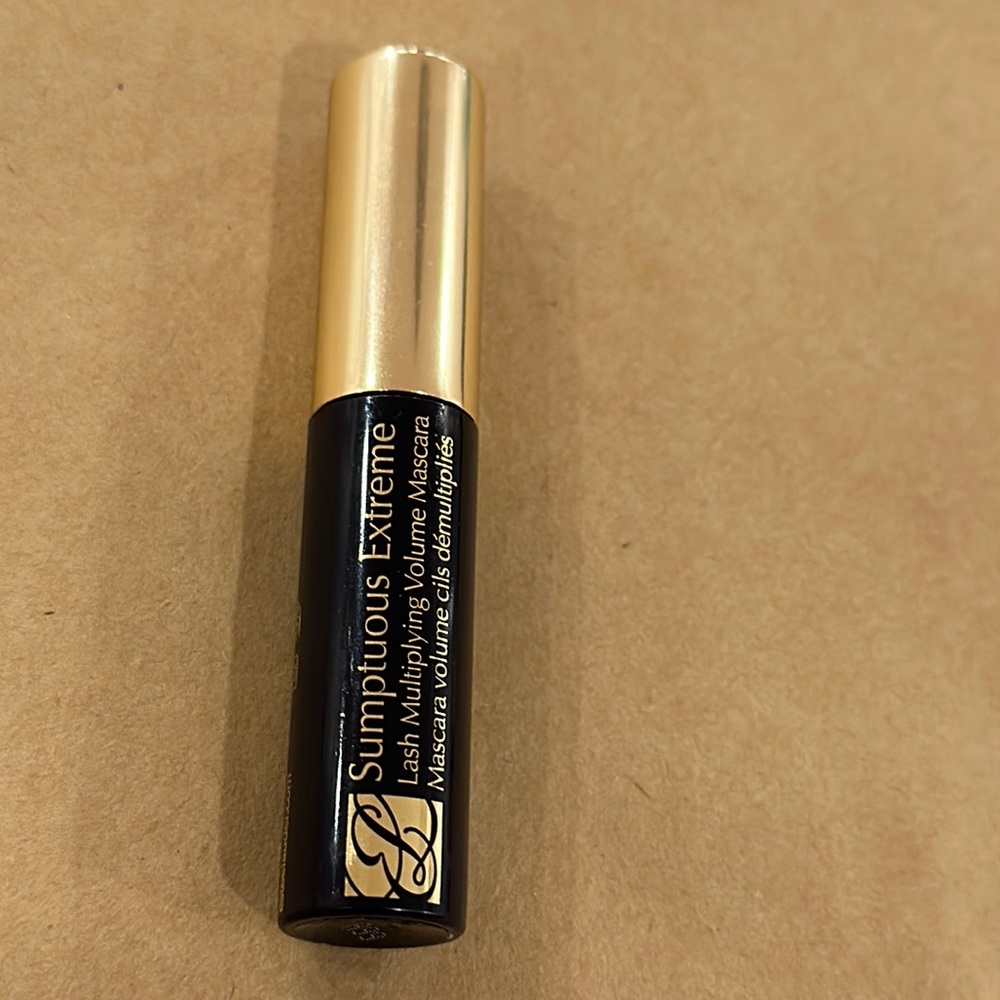 Sumptuous Extreme
me Maccara
Mascara volume cils démultipliés